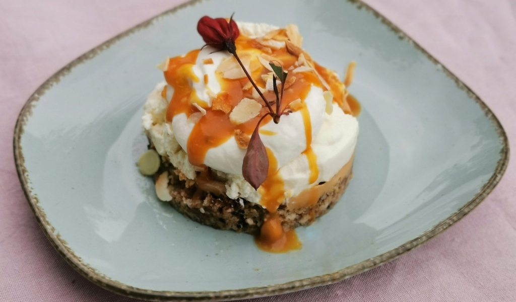 Десерт с кремом на тарелке