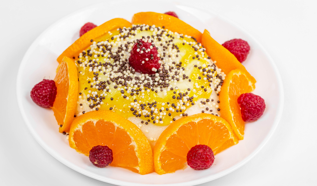 Десерт с кусочками апельсина и ягодами малины на белом фоне