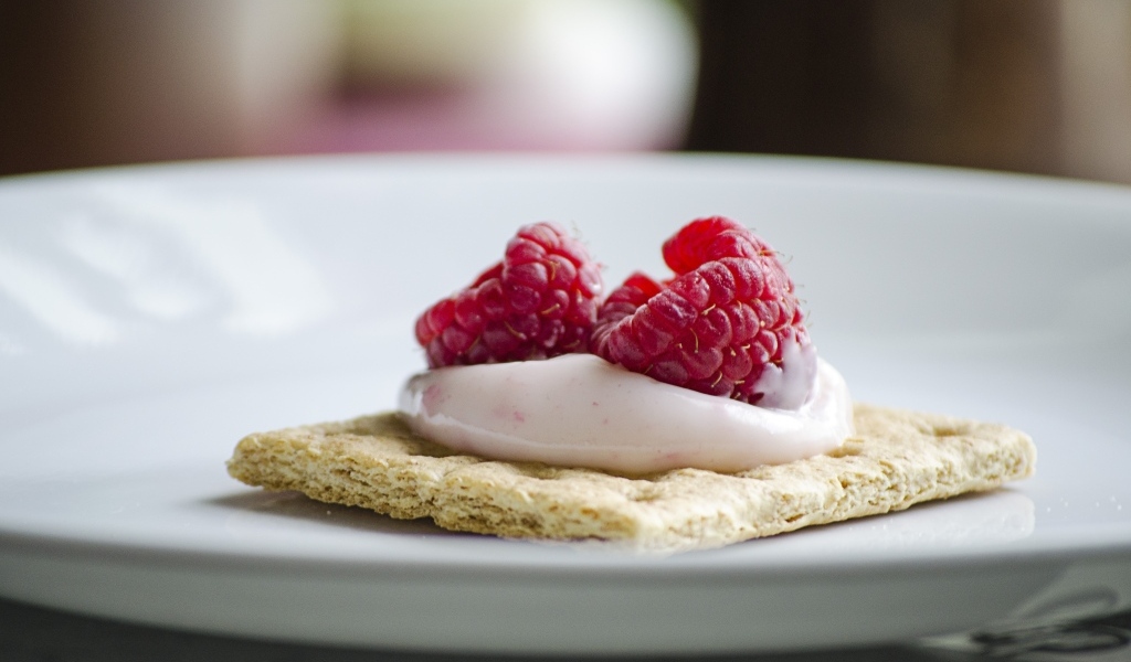 Сухое печенье с кремом и ягодами малины