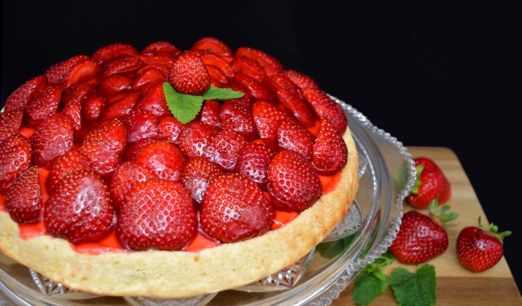 Ароматный пирог  с большими ягодами клубники