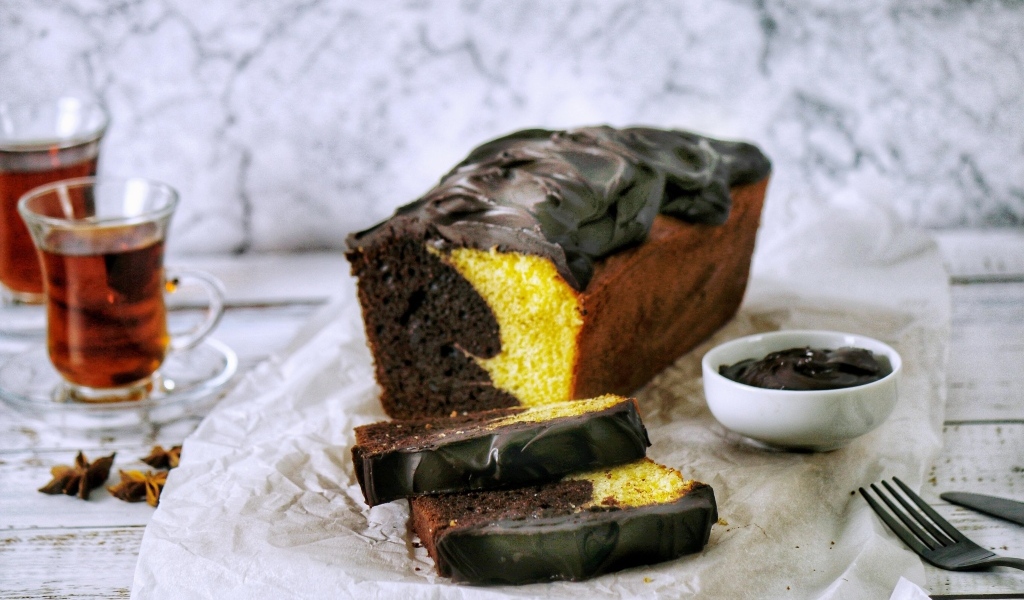 Свежий двухцветный кекс с шоколадом