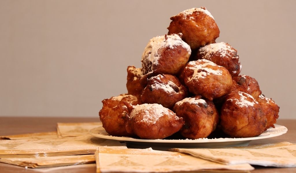 Жареные в масле пончики на столе