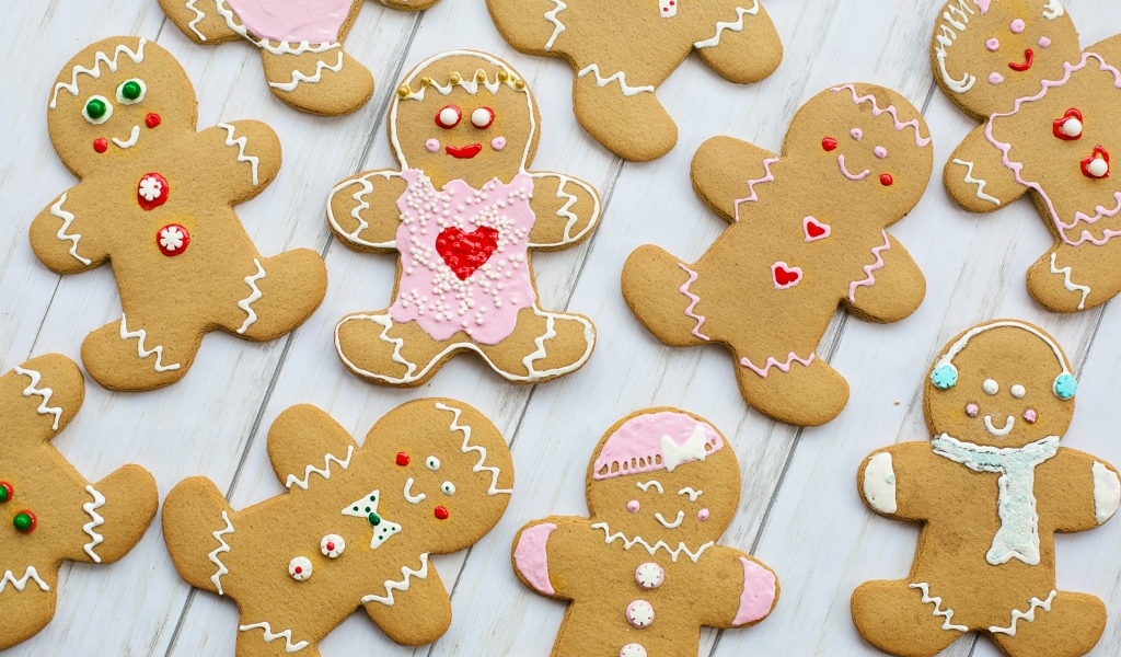 Пряники в глазури на столе