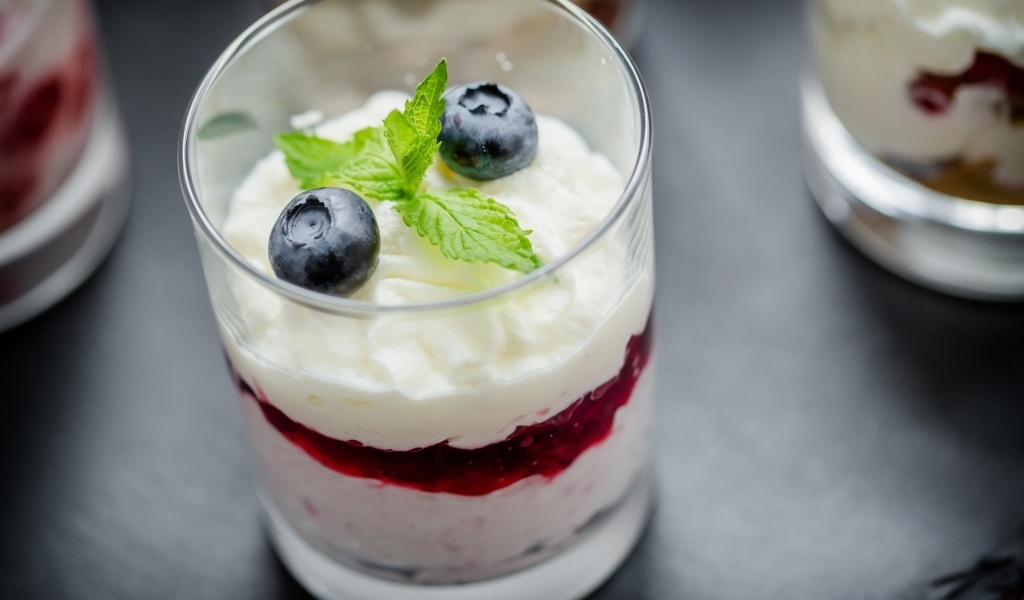 Стакан с десертом и ягодами черники