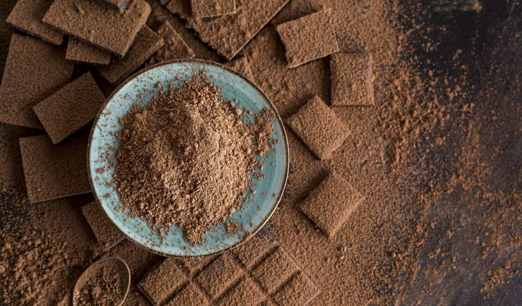 Молотый шоколад  в тарелке на столе