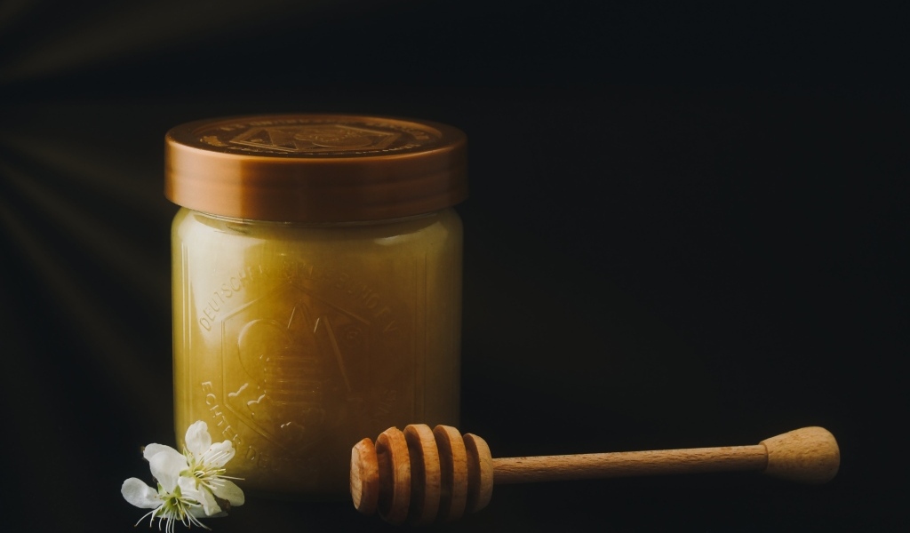 Мед в банке с деревянной ложкой