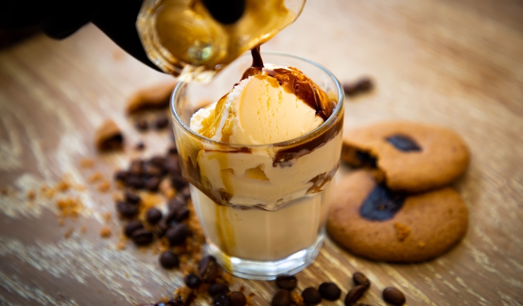 Мороженое в стакане с кофе 
