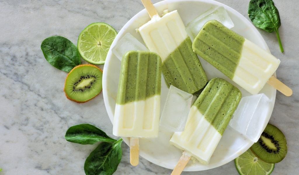 Мороженое на палочке с киви и лаймом