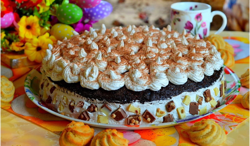 Большой торт со взбитыми сливками