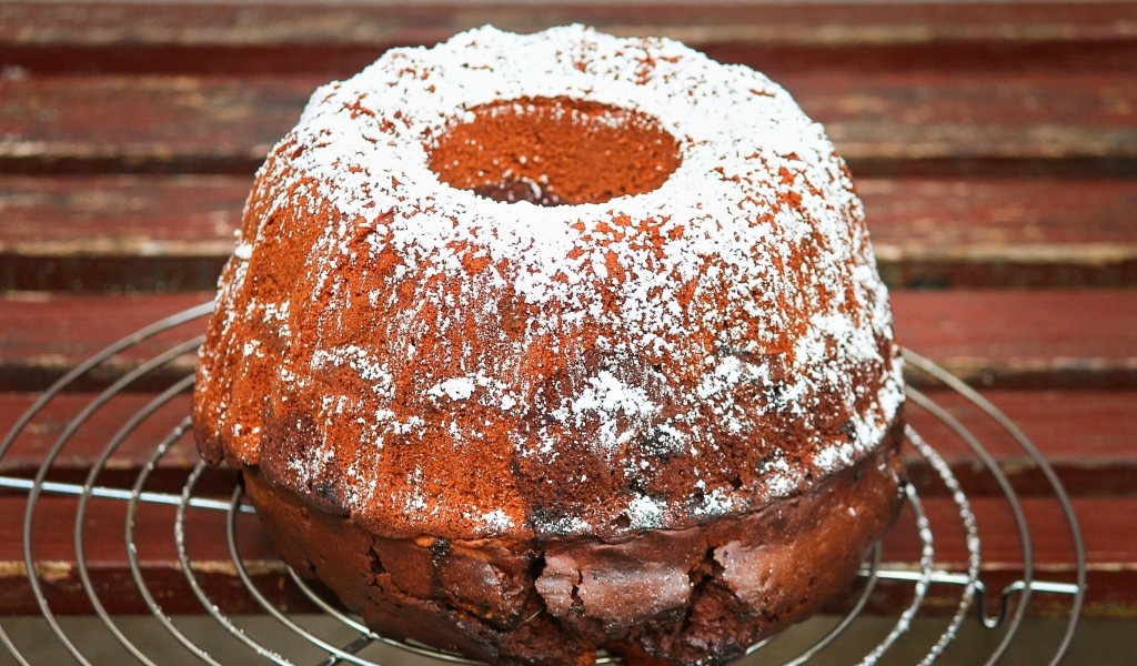 Большой кекс с сахарной пудрой
