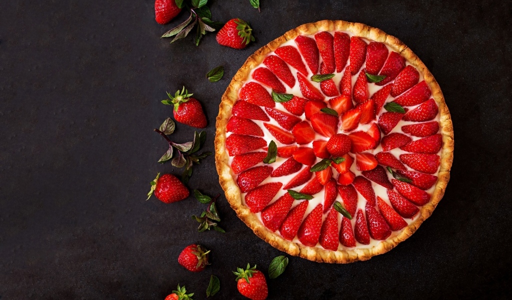 Большой пирог с кремом и ягодами клубники