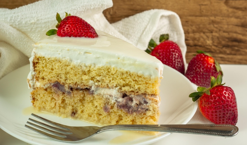 Большой кусок торта с ягодами клубники