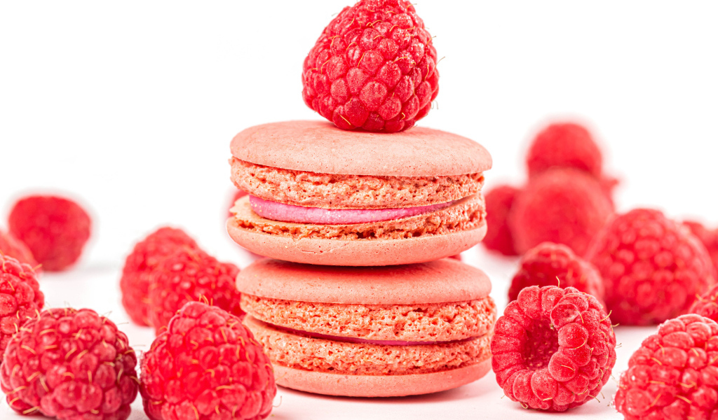 Печенье макарун с малиной на белом фоне