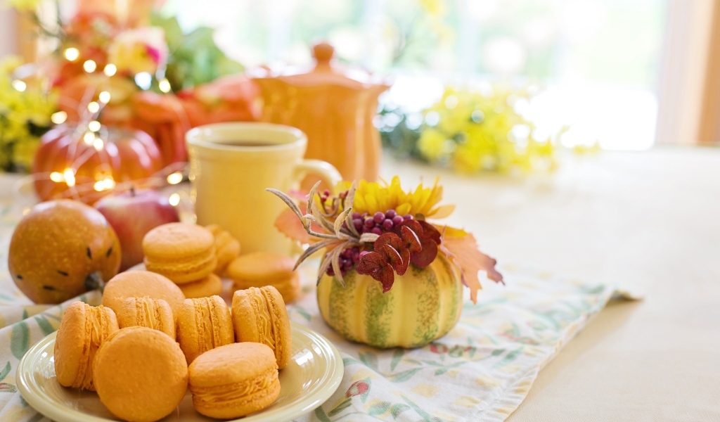 Десерт макарон на столе с чаем