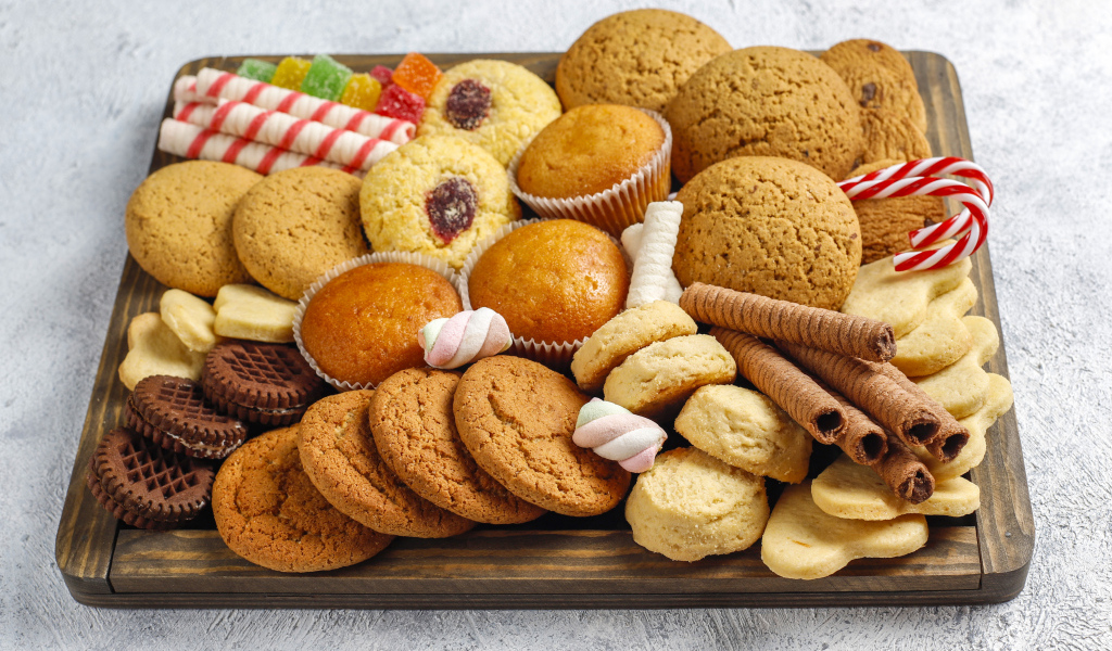 Много вкусного аппетитного печенья на столе