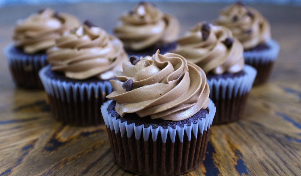 Маффины с кремом и шоколадной крошкой