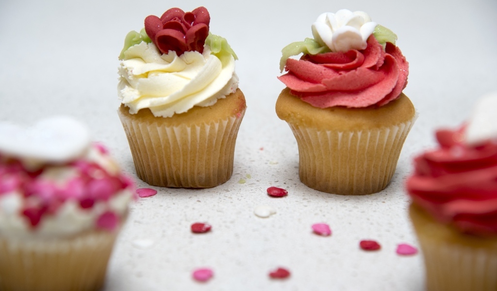Маффины с красным и белым кремом