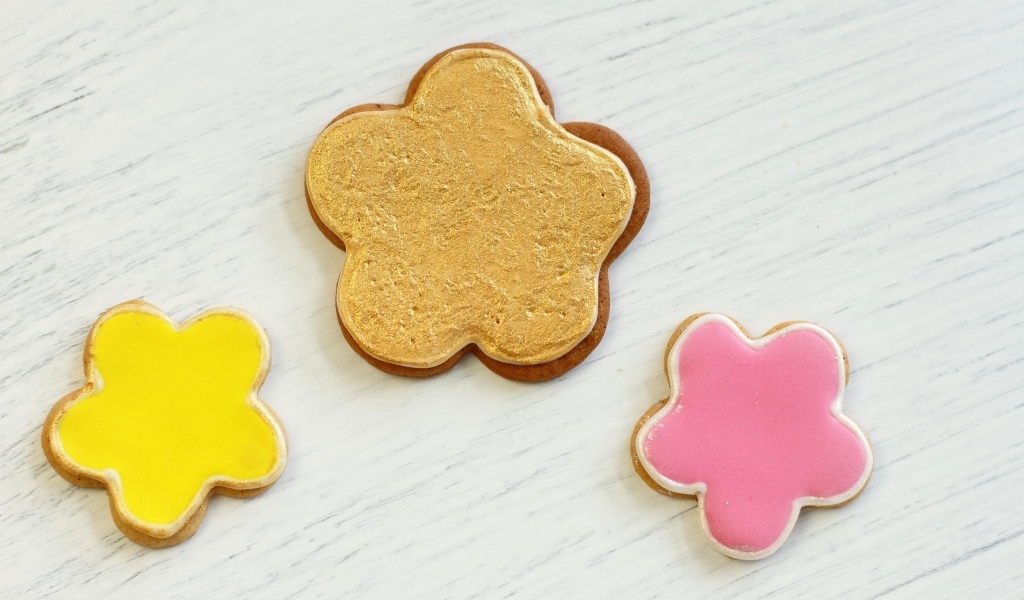 Разноцветное фигурное печенье на столе