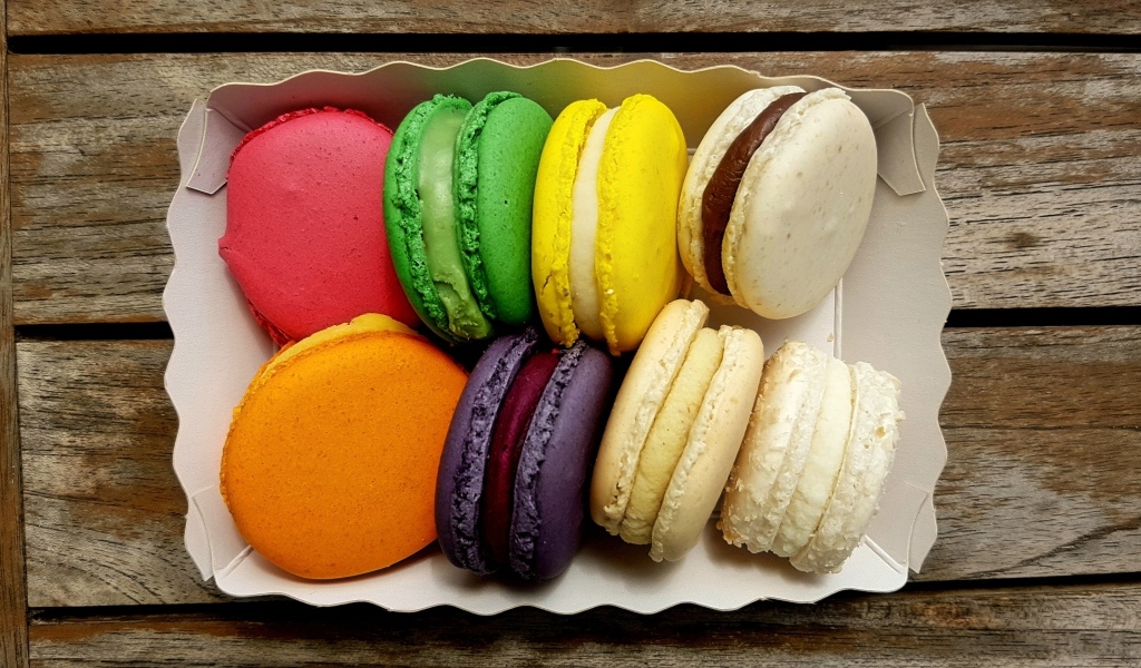Разноцветное печенье макарун в картонной коробке