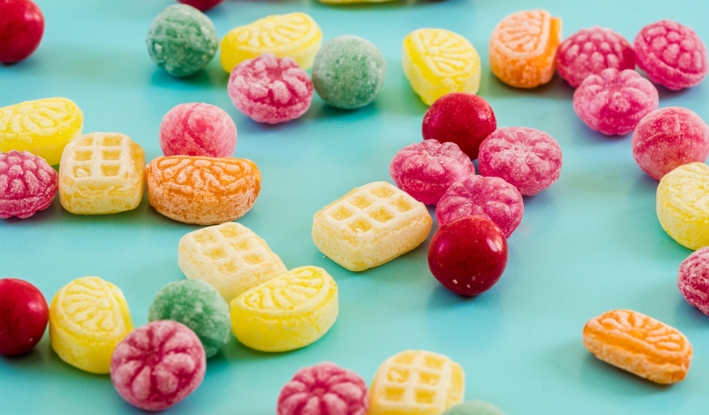 Разноцветные сладкие конфеты на голубом фоне