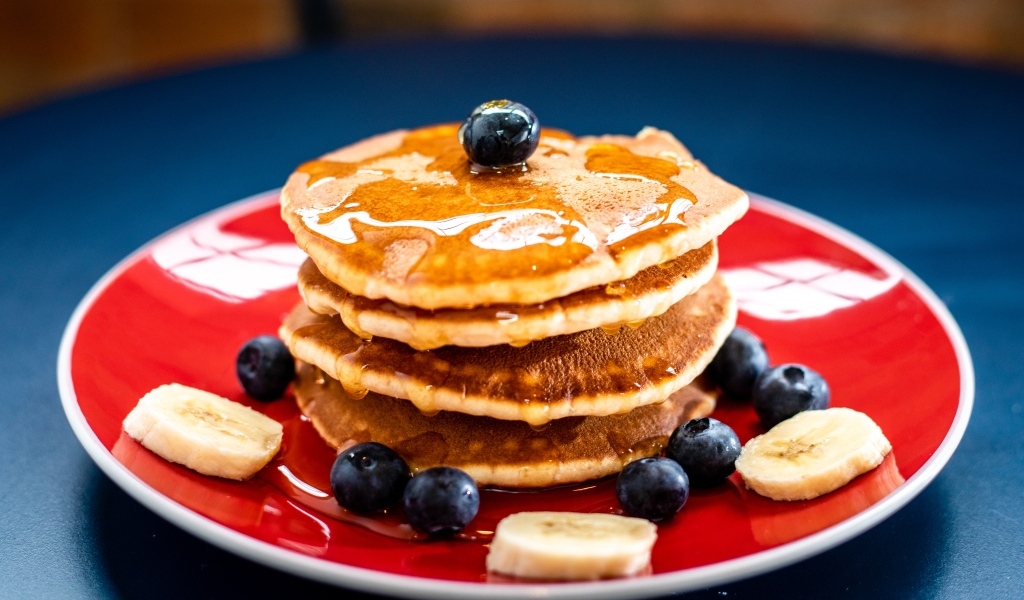 Оладьи с медом, бананами и ягодами черники
