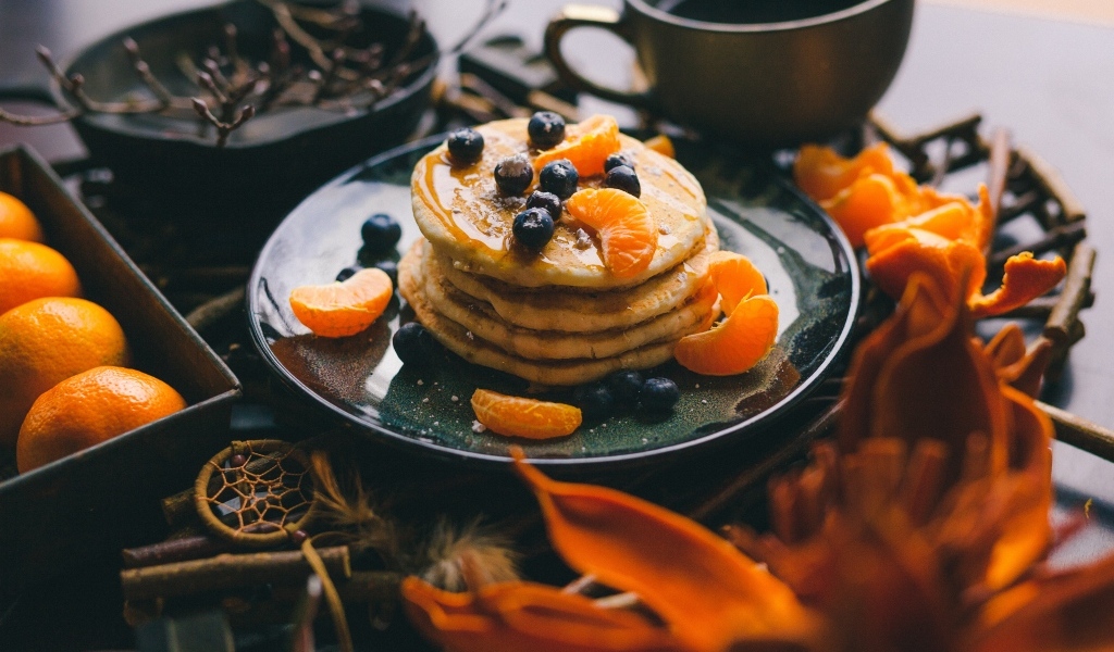 Оладьи с мандарином и ягодами черники