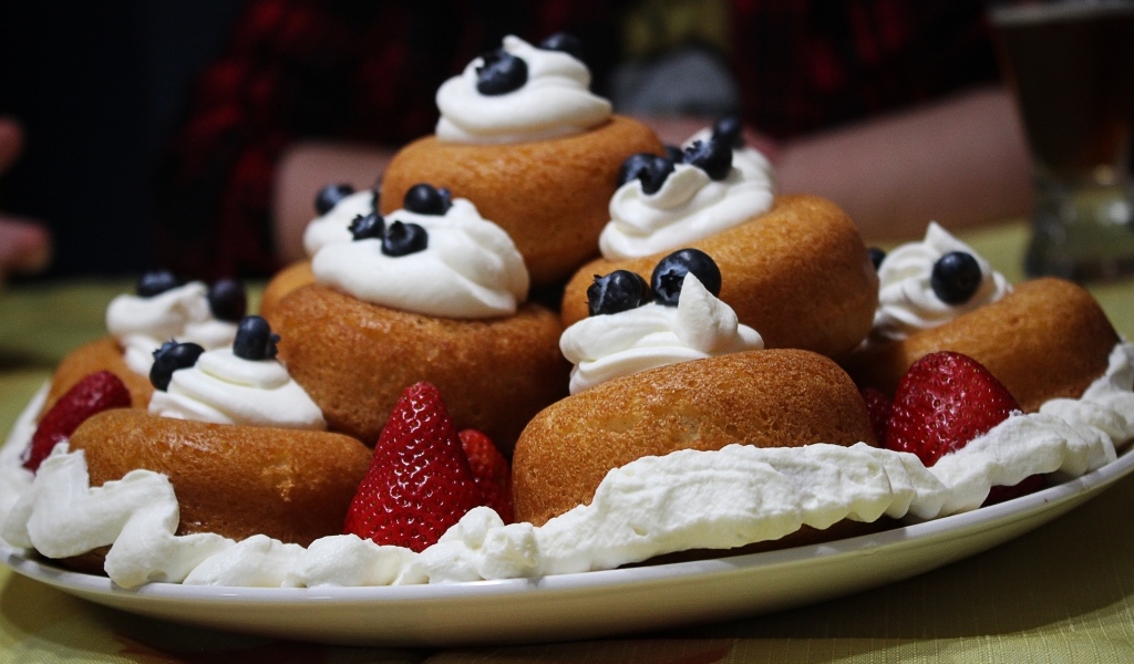 Выпечка с кремом и ягодами клубники и черники