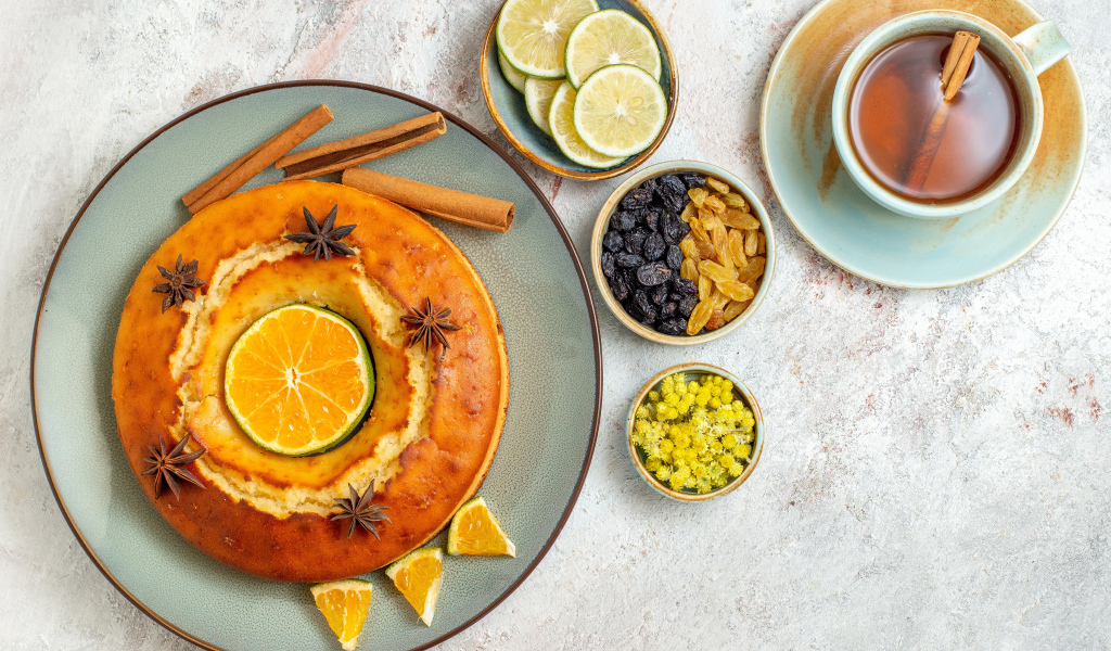 Пирог с лимонным кремом на столе