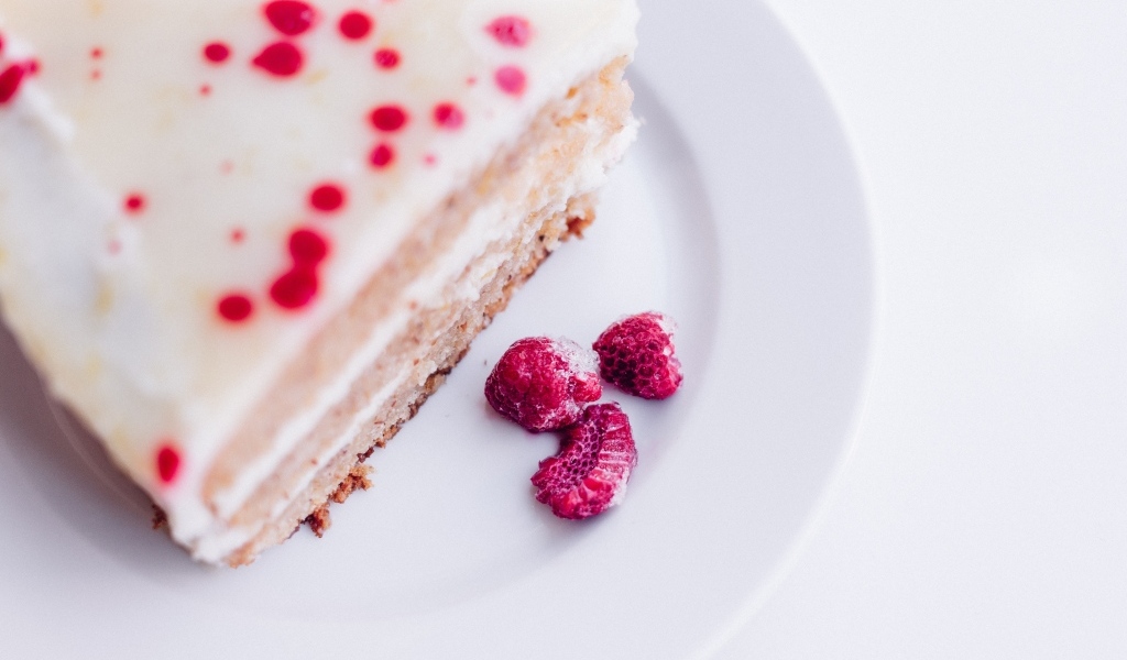 Пирог с ягодами малины на белой тарелке