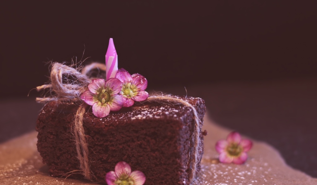 Кусок десерта брауни с цветами