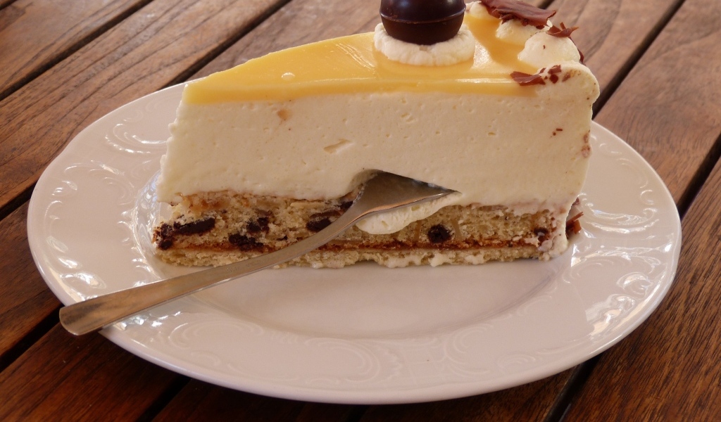 Кусок чизкейка на тарелке