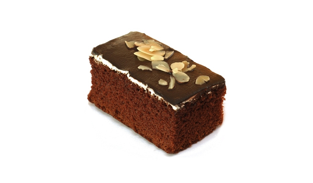 Кусок шоколадного торта на белом фоне