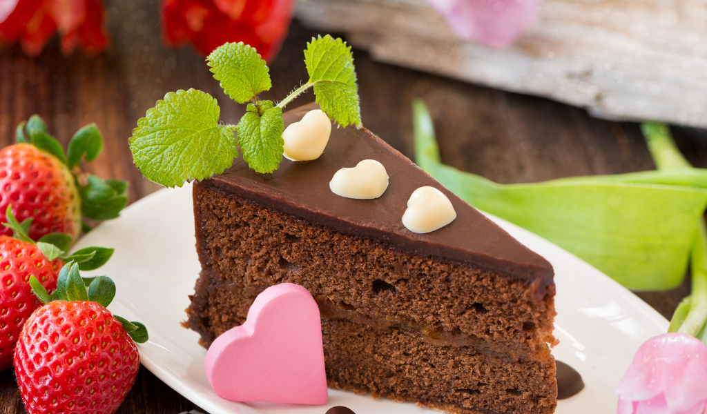Кусок шоколадного торта с клубникой и сердечком