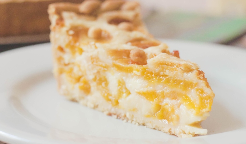 Кусок фруктового пирога на тарелке