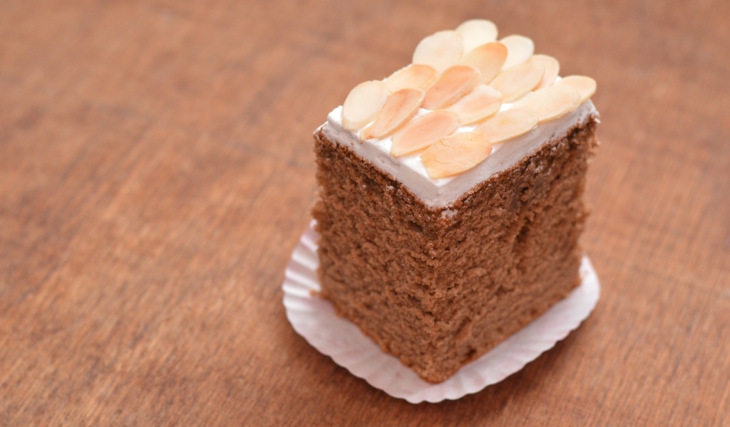 Кусок пирога с кремом и миндальными хлопьями