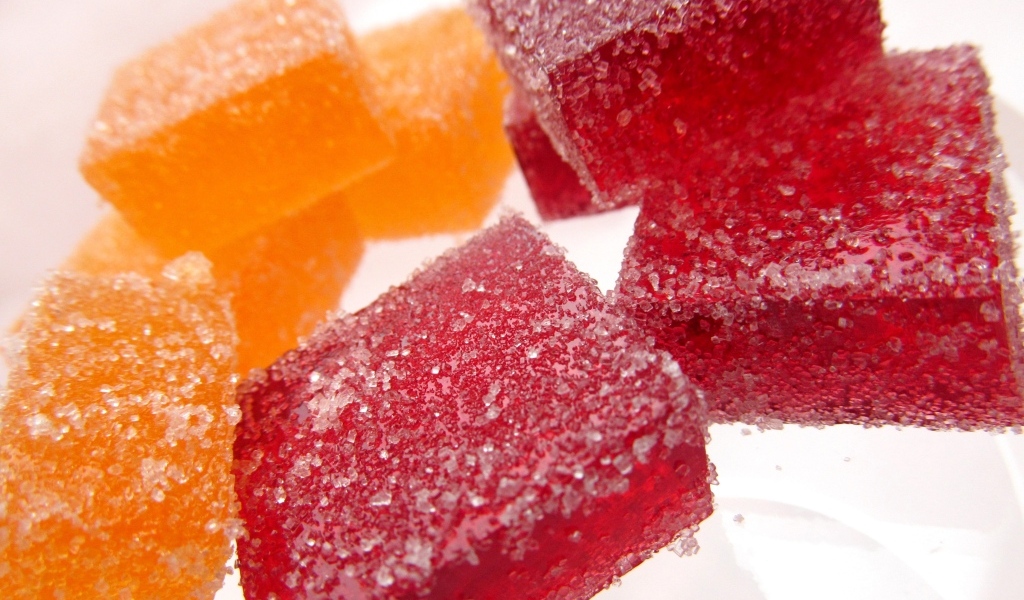 Куски сладкого ягодного мармелада на белом фоне