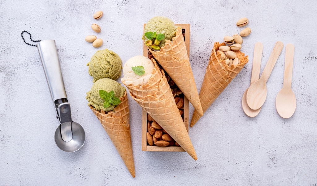 Фисташковое и миндальное мороженое в вафельном рожке