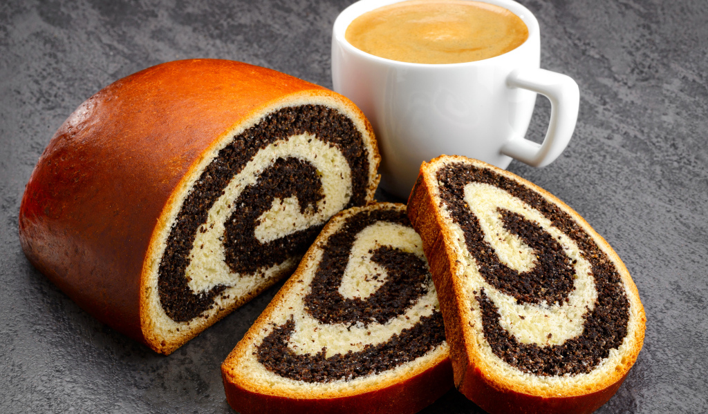 Рулет с маком на столе  с кофе