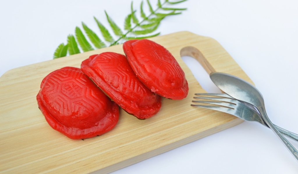 Красное печенье на деревянной доске