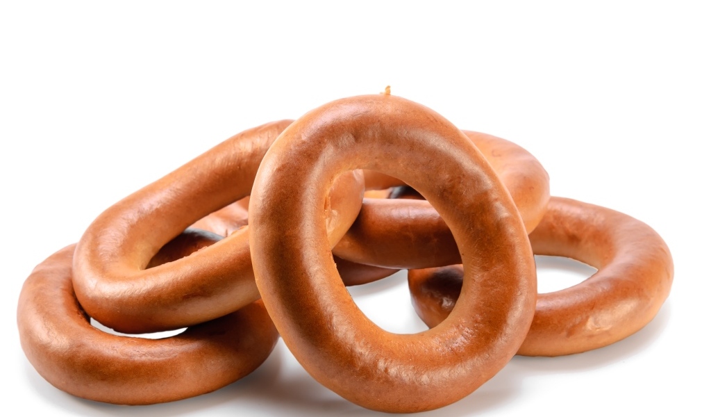 Круглые бублики на белом фоне