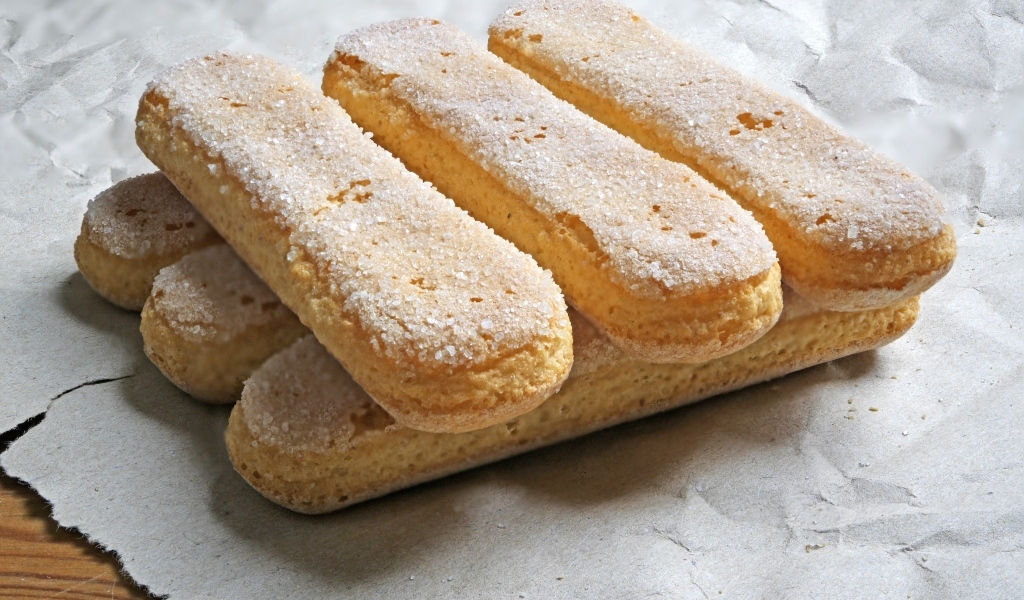 Печенье савоярди с бумагой на столе