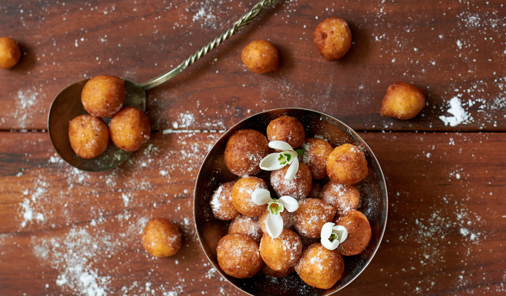 Сладкие сырные шарики с сахарной пудрой