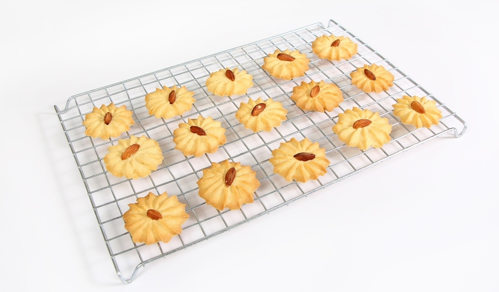 Сладкое печенье с миндальным орехом на белом фоне