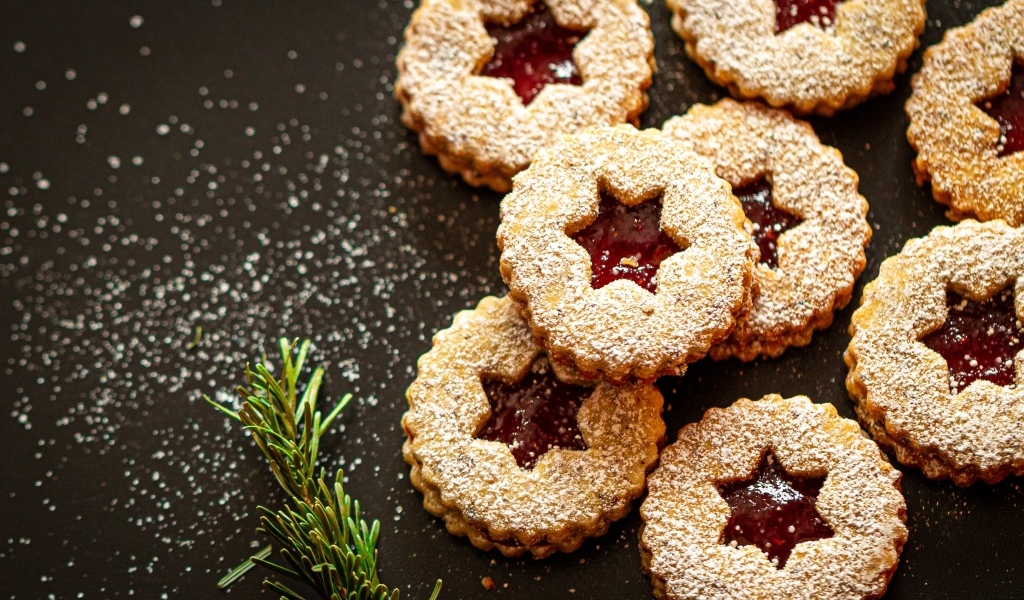 Сладкое печенье с джемом и сахарной пудрой