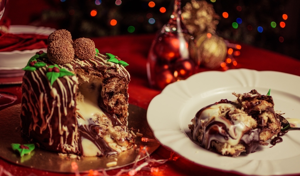 Сладкий десерт с кремом на тарелке