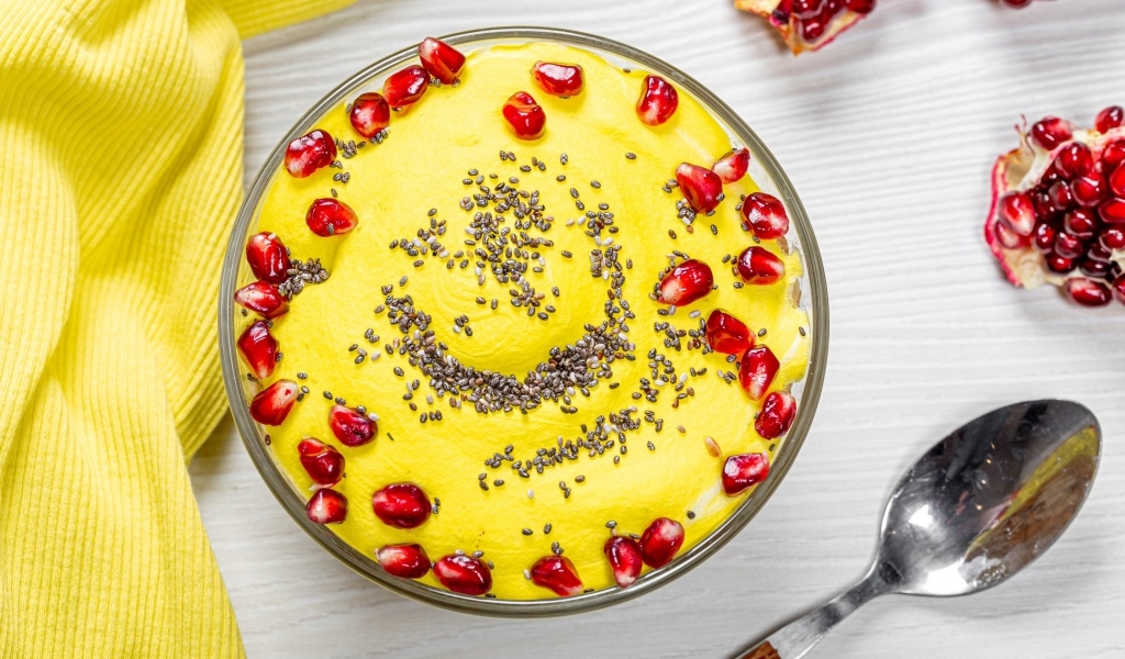Сладкий десерт с зернами граната
