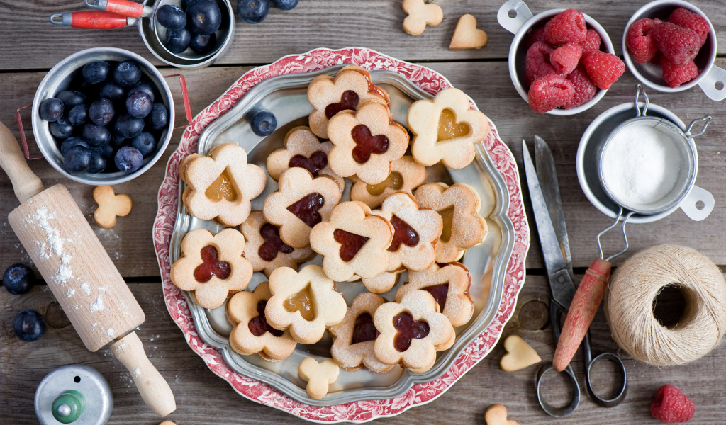 Сладкое фигурное печенье на столе с ягодами