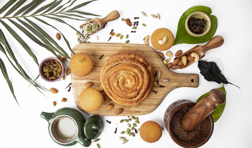 Сладкая выпечка на столе с орехами и специями