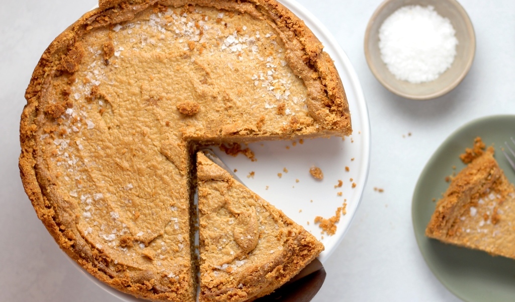 Сладкий пирог на столе