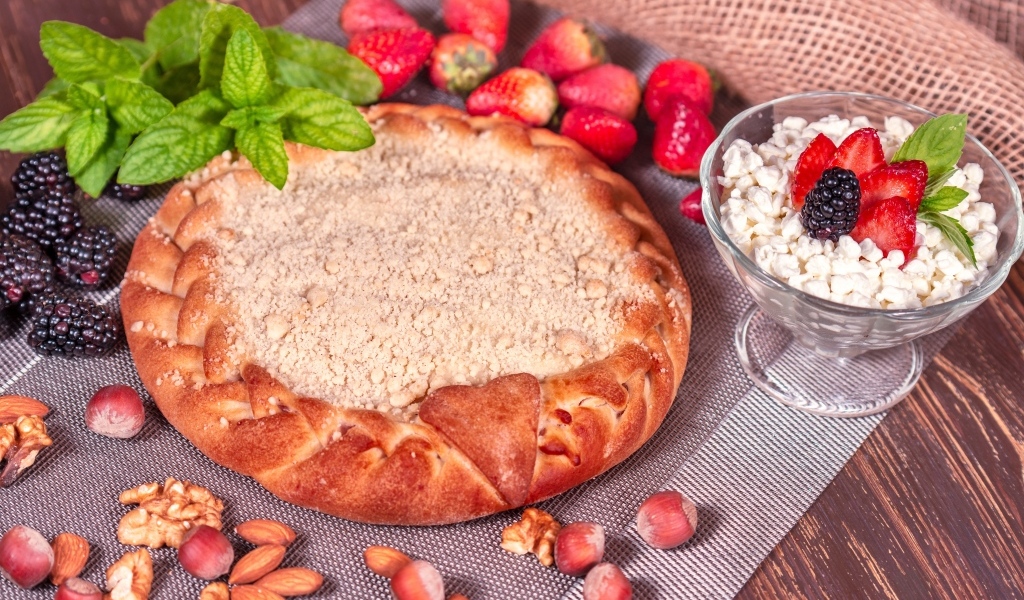 Сладкий пирог с ягодами на столе